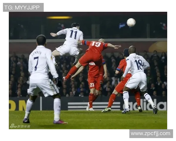 足球巨星精彩瞬间展现球场风采，展现力量与技巧的完美结合